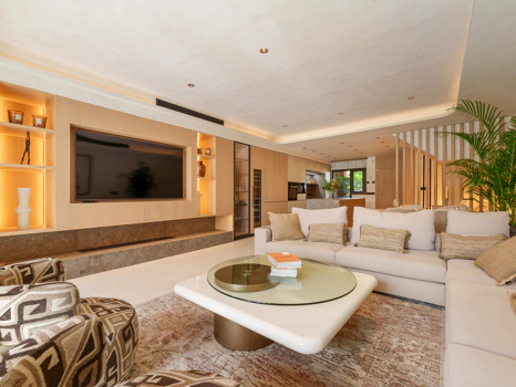 Residencia Exclusiva con Jardín Privado y Vistas Panorámicas