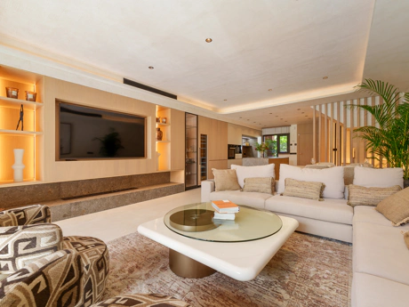 Residencia Exclusiva con Jardín Privado y Vistas Panorámicas