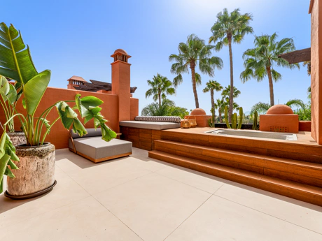Residencia Exclusiva con Jardín Privado y Vistas Panorámicas