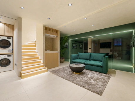 Residencia Exclusiva con Jardín Privado y Vistas Panorámicas