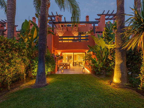 Residencia Exclusiva con Jardín Privado y Vistas Panorámicas