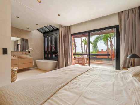 Residencia Exclusiva con Jardín Privado y Vistas Panorámicas