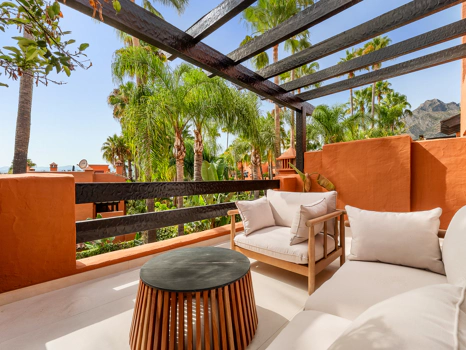 Residencia Exclusiva con Jardín Privado y Vistas Panorámicas