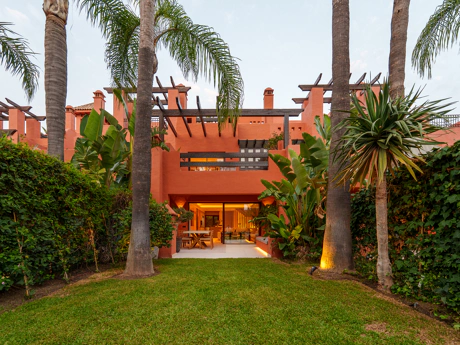 Residencia Exclusiva con Jardín Privado y Vistas Panorámicas