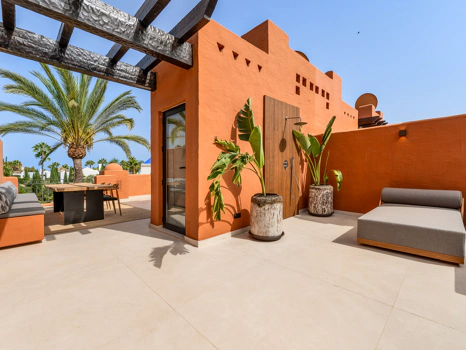Residencia Exclusiva con Jardín Privado y Vistas Panorámicas