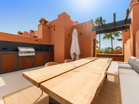 Residencia Exclusiva con Jardín Privado y Vistas Panorámicas