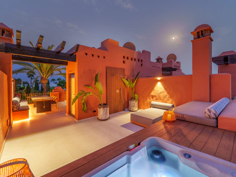 Residencia Exclusiva con Jardín Privado y Vistas Panorámicas