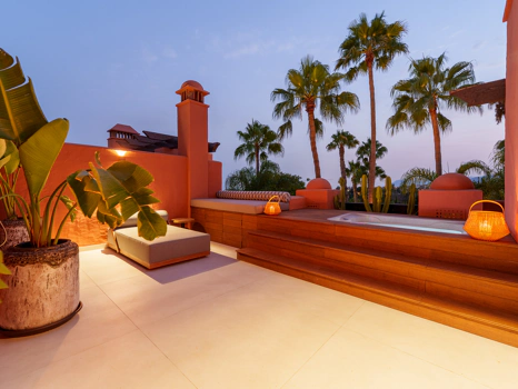 Residencia Exclusiva con Jardín Privado y Vistas Panorámicas