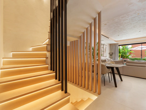 Residencia Exclusiva con Jardín Privado y Vistas Panorámicas