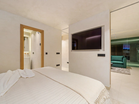 Residencia Exclusiva con Jardín Privado y Vistas Panorámicas