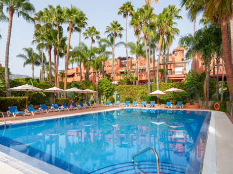 Residencia Exclusiva con Jardín Privado y Vistas Panorámicas