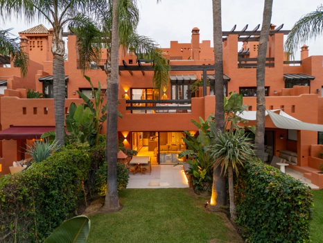 Residencia Exclusiva con Jardín Privado y Vistas Panorámicas