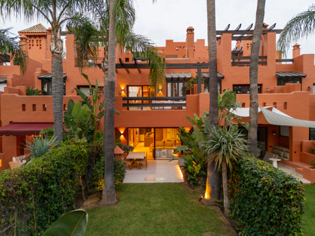 Residencia Exclusiva con Jardín Privado y Vistas Panorámicas