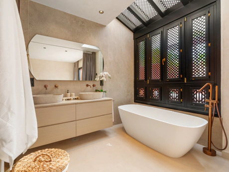 Residencia Exclusiva con Jardín Privado y Vistas Panorámicas
