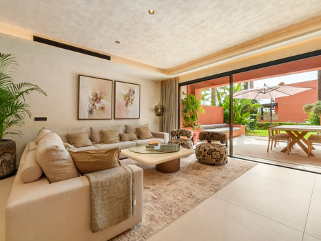 Residencia Exclusiva con Jardín Privado y Vistas Panorámicas