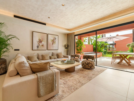 Residencia Exclusiva con Jardín Privado y Vistas Panorámicas
