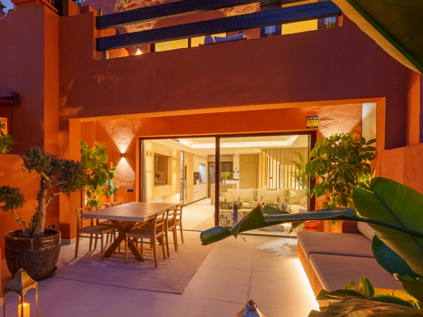 Residencia Exclusiva con Jardín Privado y Vistas Panorámicas