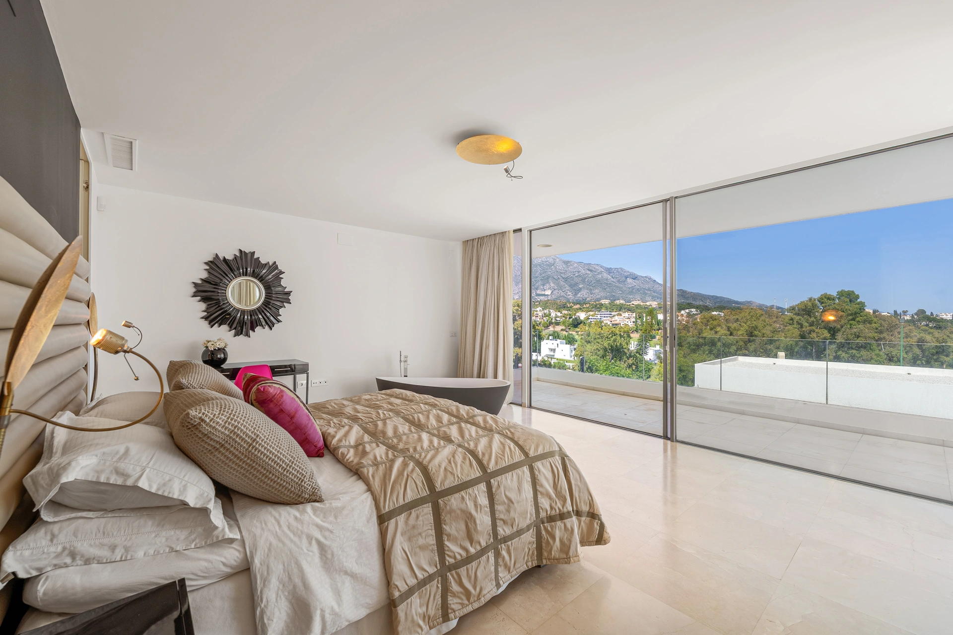 Villa en venta en Nueva Andalucia, Marbella