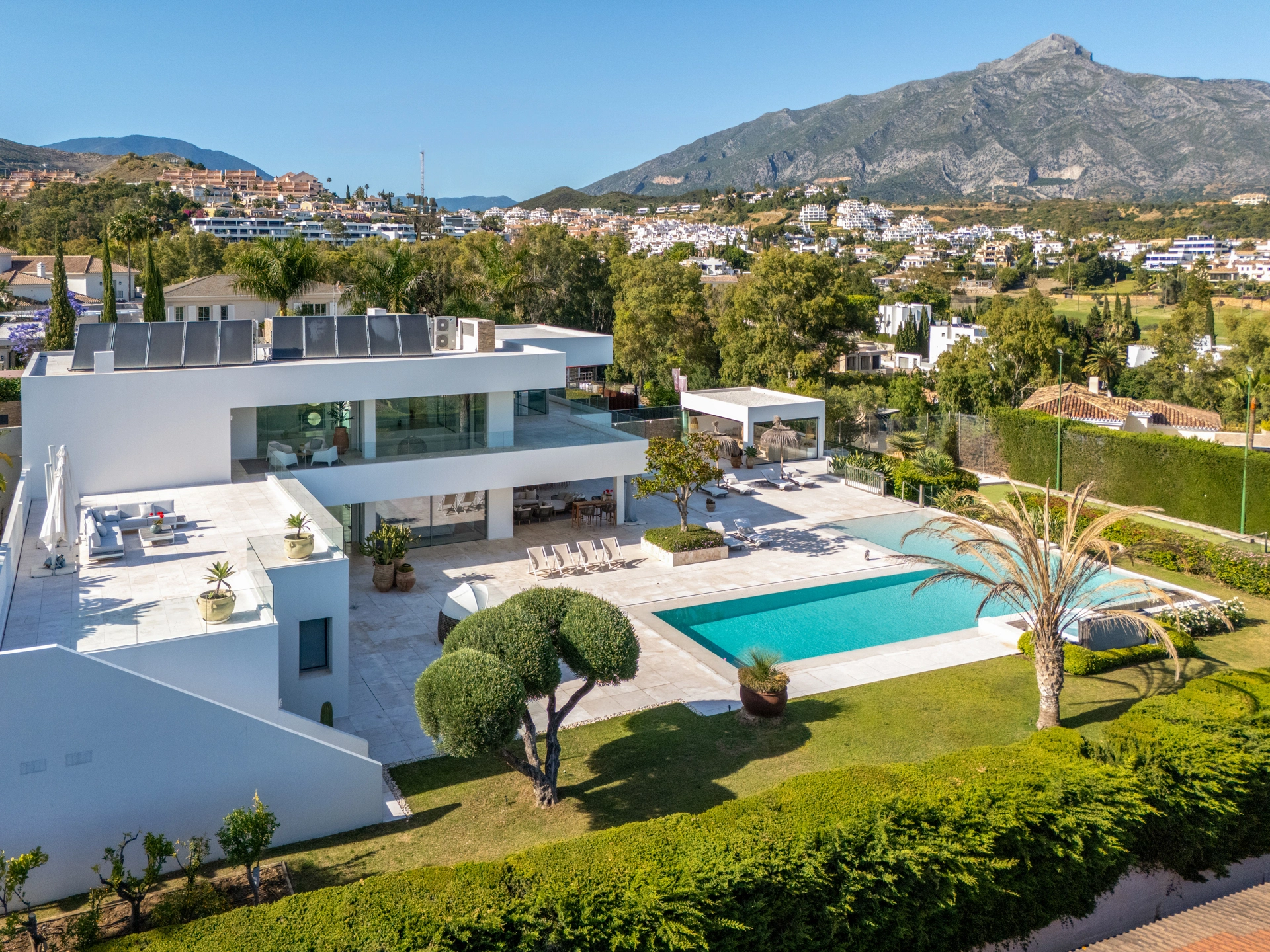 Villa en venta en Nueva Andalucia, Marbella