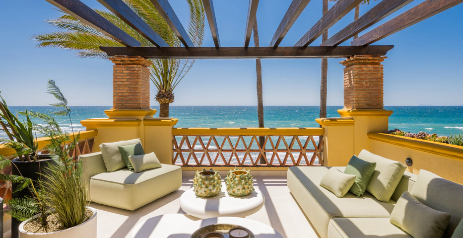 Exclusive Beachfront Apartment with Panoramic Sea Views in Marbella’s Prestigious Complex