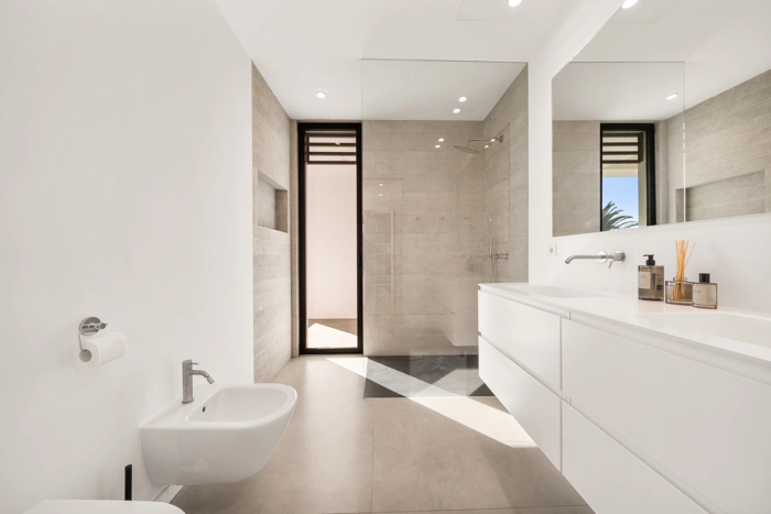 Contemporary Beachfront Masterpiece with Panoramic Sea Views – New Golden Mile