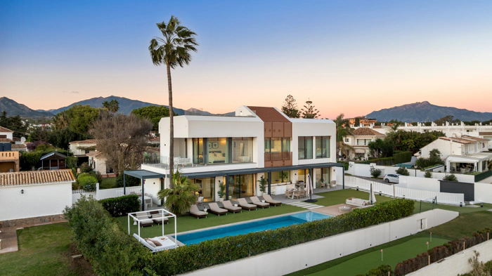 Contemporary Beachfront Masterpiece with Panoramic Sea Views – New Golden Mile