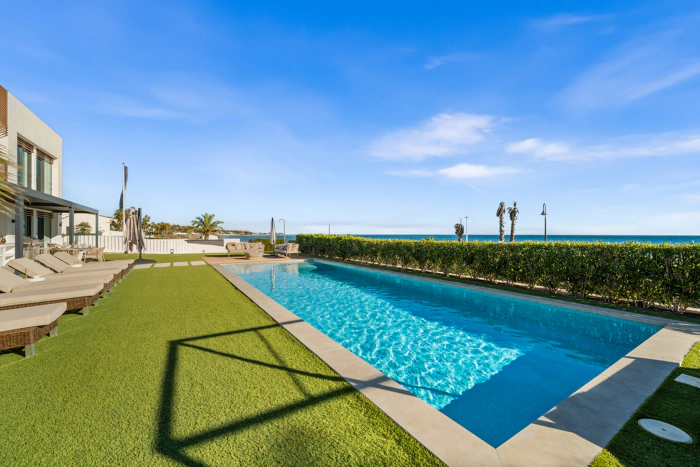 Contemporary Beachfront Masterpiece with Panoramic Sea Views – New Golden Mile