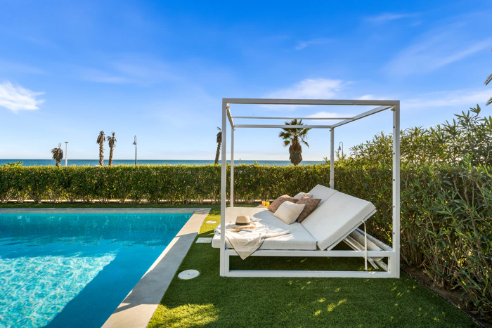 Contemporary Beachfront Masterpiece with Panoramic Sea Views – New Golden Mile