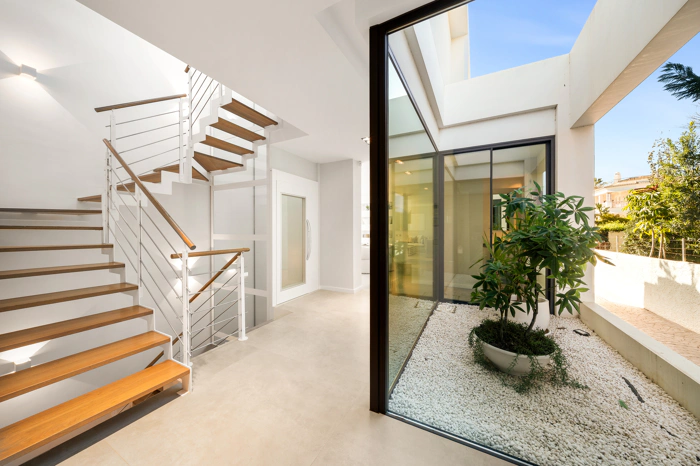 Contemporary Beachfront Masterpiece with Panoramic Sea Views – New Golden Mile