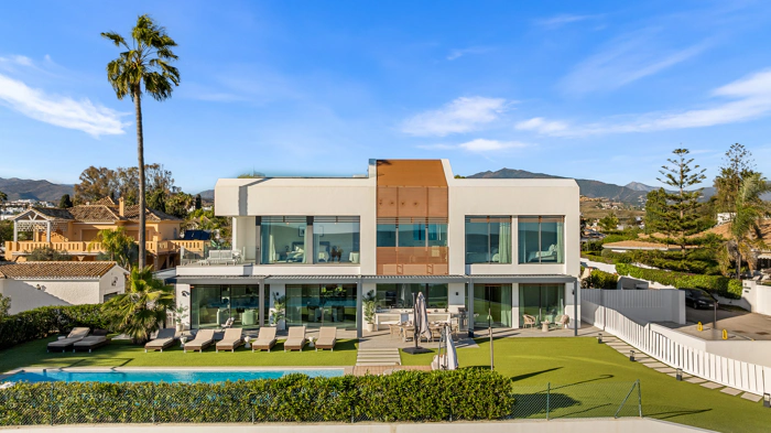 Contemporary Beachfront Masterpiece with Panoramic Sea Views – New Golden Mile