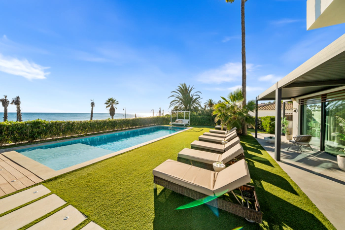 Contemporary Beachfront Masterpiece with Panoramic Sea Views – New Golden Mile