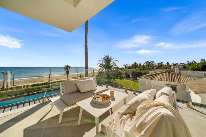 Contemporary Beachfront Masterpiece with Panoramic Sea Views – New Golden Mile