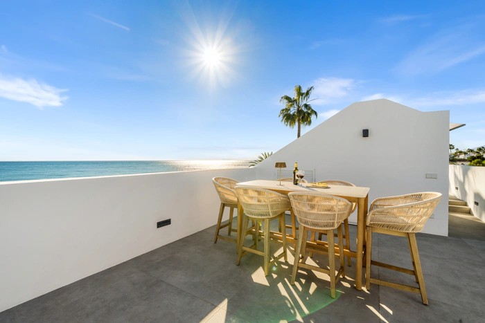 Contemporary Beachfront Masterpiece with Panoramic Sea Views – New Golden Mile