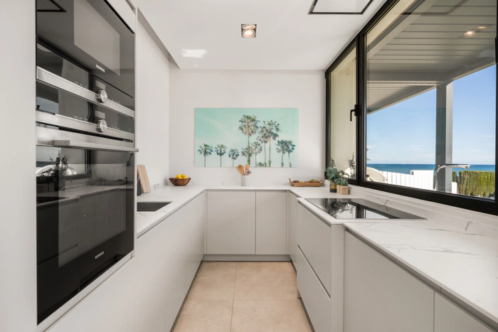 Contemporary Beachfront Masterpiece with Panoramic Sea Views – New Golden Mile