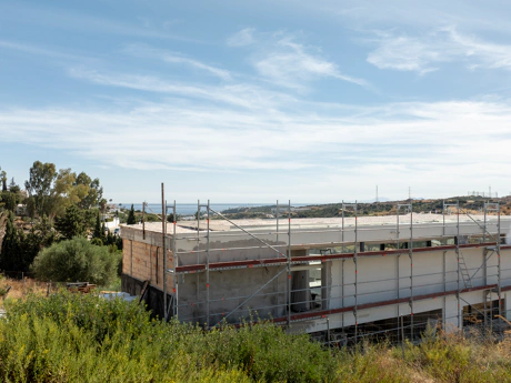 Plot with project and structure in Estepona with sea and golf views