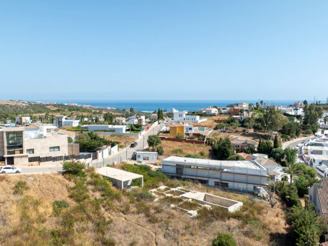 Plot with project and structure in Estepona with sea and golf views