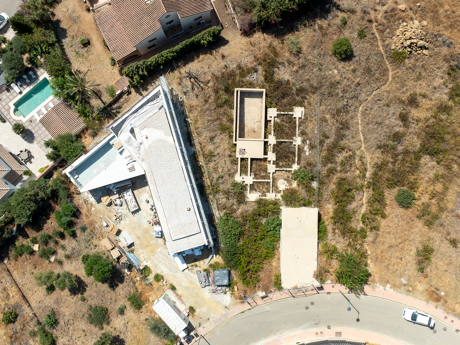 Plot with project and structure in Estepona with sea and golf views