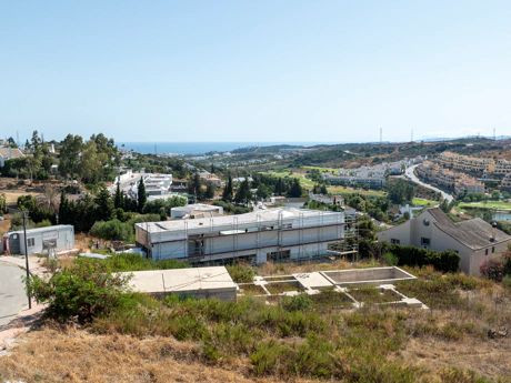 Plot with project and structure in Estepona with sea and golf views