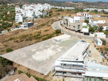 Plot with project and structure in Estepona with sea and golf views