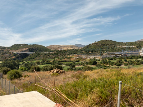 Plot with project and structure in Estepona with sea and golf views
