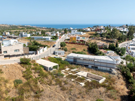 Plot with project and structure in Estepona with sea and golf views