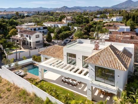 Luxury 5-Bedroom Villa with Gym, Sauna and Large Terraces Near the Beach in San Pedro de Alcántara
