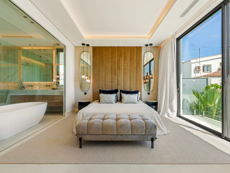 Luxury 5-Bedroom Villa with Gym, Sauna and Large Terraces Near the Beach in San Pedro de Alcántara