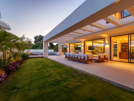 Luxury 5-Bedroom Villa with Gym, Sauna and Large Terraces Near the Beach in San Pedro de Alcántara
