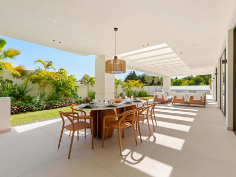 Luxury 5-Bedroom Villa with Gym, Sauna and Large Terraces Near the Beach in San Pedro de Alcántara