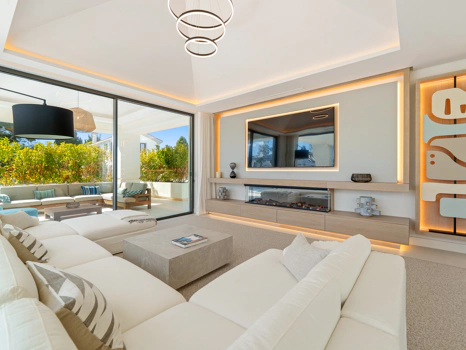Luxury 5-Bedroom Villa with Gym, Sauna and Large Terraces Near the Beach in San Pedro de Alcántara
