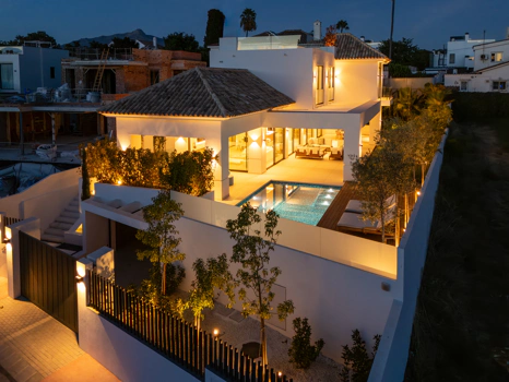 Luxury 5-Bedroom Villa with Gym, Sauna and Large Terraces Near the Beach in San Pedro de Alcántara