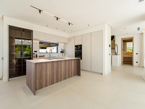 Luxury 5-Bedroom Villa with Gym, Sauna and Large Terraces Near the Beach in San Pedro de Alcántara