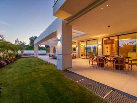 Luxury 5-Bedroom Villa with Gym, Sauna and Large Terraces Near the Beach in San Pedro de Alcántara