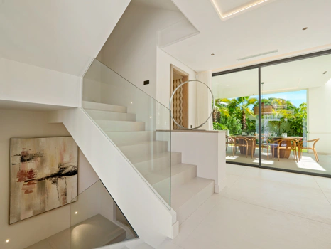 Luxury 5-Bedroom Villa with Gym, Sauna and Large Terraces Near the Beach in San Pedro de Alcántara
